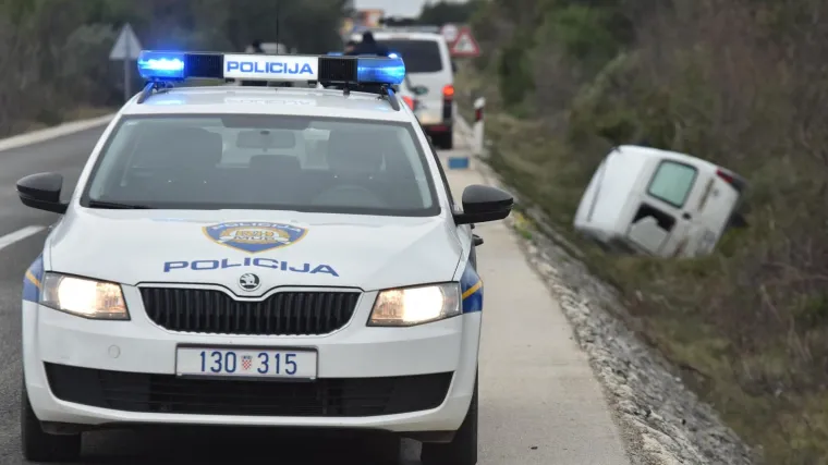 Potjera na riječkoj obilaznici: Srbin kombijem punim migranata bježao od policije