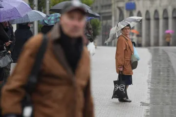 NAD ZAGREB SE NADVILO SIVILO: Zagrepčane ni kiša nije omela, išli su na Dolac u kupovinu, obilazili trgovine...