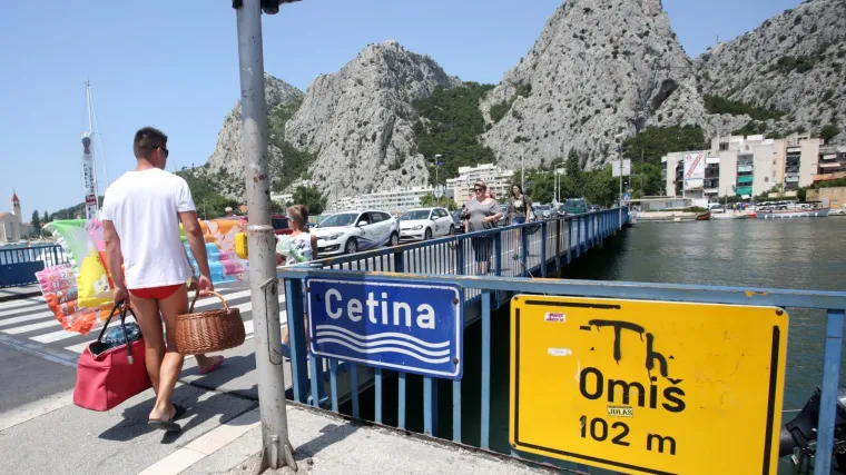 Dobar posao u Omi&scaron;u: Predstavio se kao Ivana, namamio turiste da plate lažne stanove i otuđio 1125 eura