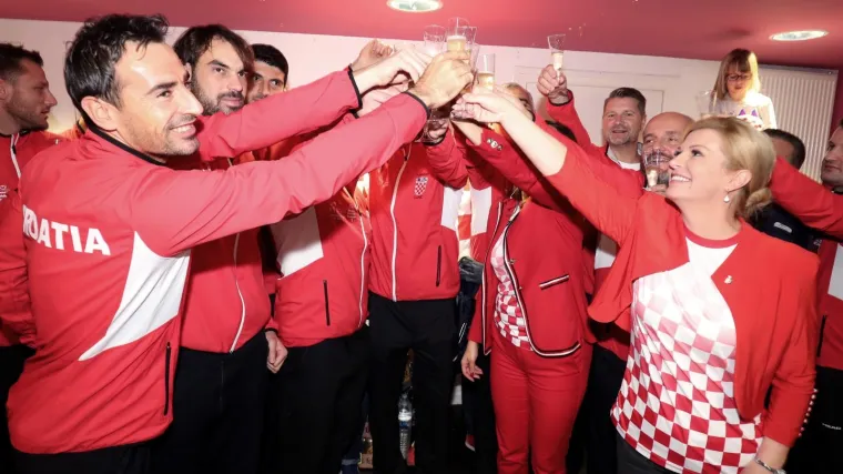Pogledajte kako se slavi osvajanje Davis Cupa: Predsjednica zapjevala na fe&scaron;ti u Lilleu