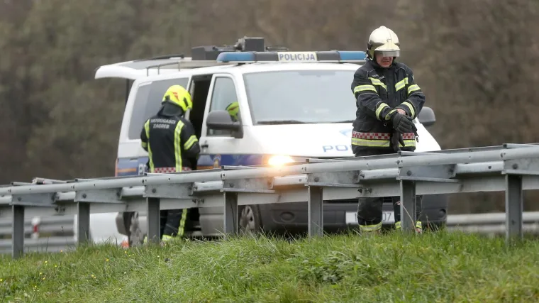 Sletio s ceste i autom udario u krov kuće, vatrogasci rezali lim