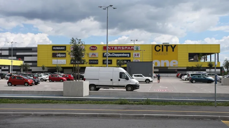 Upao u poslovnicu i odbio novac, policija ga traži