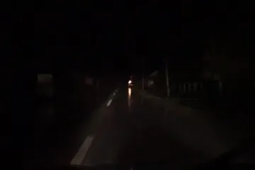 Iznenađenje za vozače: Povodom rođenja djeteta cestu posipali perjem
