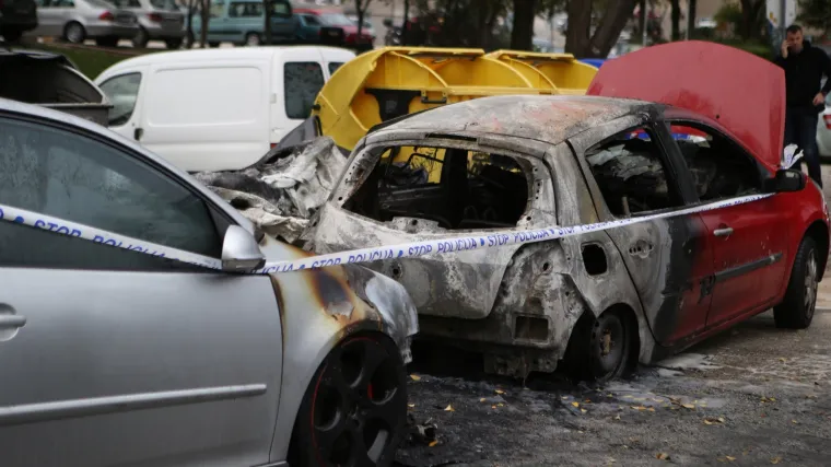 Vatrogasci u Splitu imaju pune ruke posla: Vatra s kontejnera zahvatila automobile, dva izgorjela