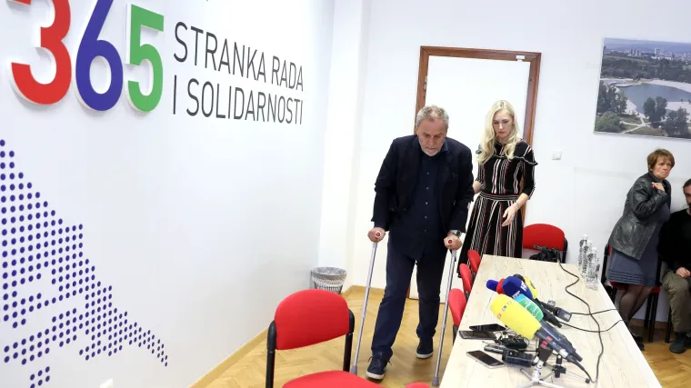 Bandić Vladi: 'Ljudima koji jedva krpaju kraj s krajem kupite konačno te besplatne udžbenike'