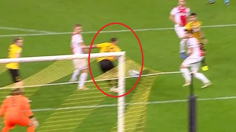 Hrvatski napadač skrivio penal i dobio crveni karton