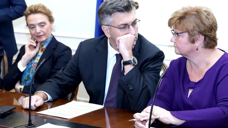 'Za&scaron;to vi niste donijeli zakon koji bi omogućio udomiteljstvo istospolnim parovima?'