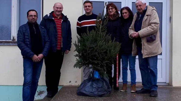 Pohvalili se na Facebooku: HNS-ovci iz Bjelovara poklonili božićno drvce &scaron;koli Ciglena