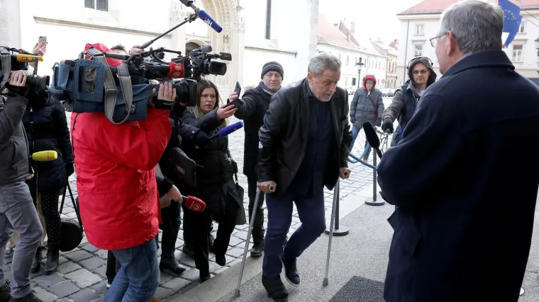 On je, kaže, prilično ozbiljan čovjek: 'Pitanje besplatnih udžbenika je za mene rije&scaron;eno'