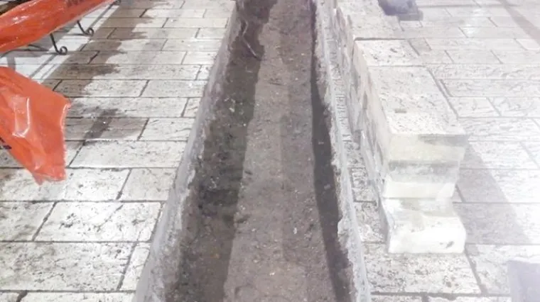 'Đikani su u za&scaron;tićenoj povijesnoj jezgri raspilali kamene ploče kako bi provukli instalacije'