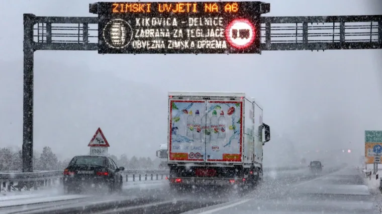 Snijeg i led na cestama, zbog vjetra zatvoreni dijelovi A1, na Pag i s njega nikako nije moguće
