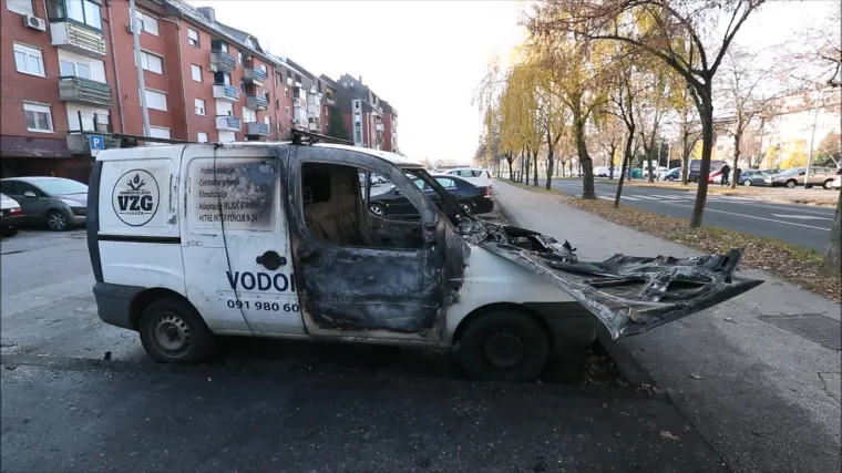 Noćna drama na Jarunu: Vatra 'progutala' Fiat, o&scaron;tećen i Mitshubishi
