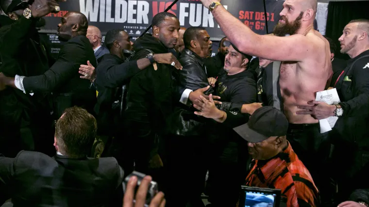 Borba prije borbe: Fury i Wilder izazvali opći kaos na posljednjem predstavljanju prije meča za titulu