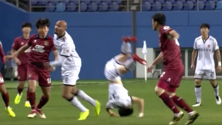 Nesretnik slomio vrat u borbi za loptu, stravična snimka užasava