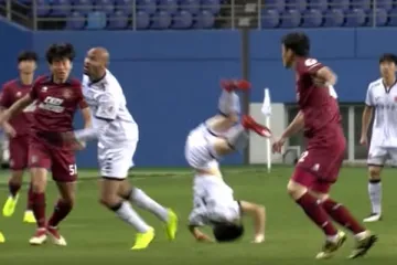 Nesretnik slomio vrat u borbi za loptu, stravična snimka užasava