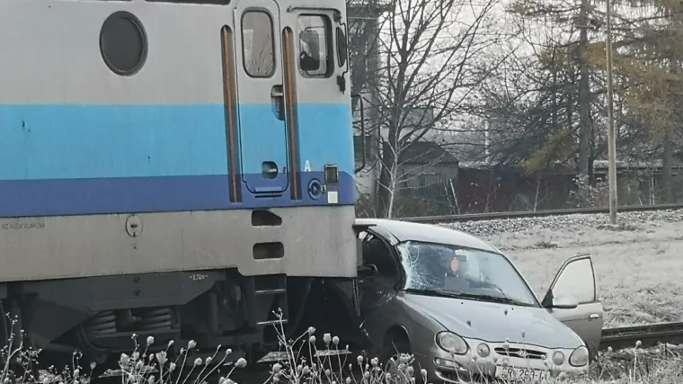 Vlak naletio na osobni automobil, jedna osoba u bolnici