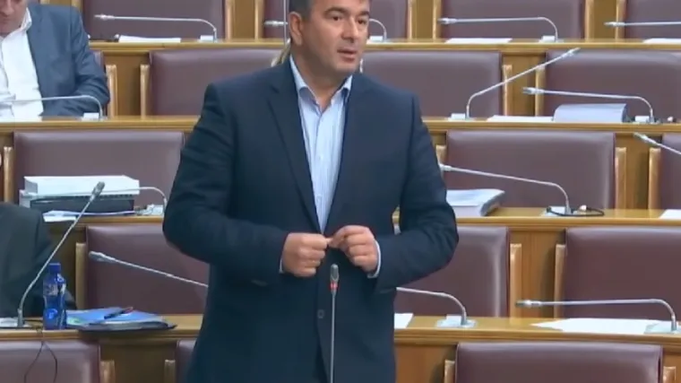 'Zemlja se nalazi na ivici građanskog rata'