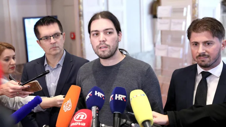 'Razvaljuju i okupiraju institucije umjesto da ih jačaju'