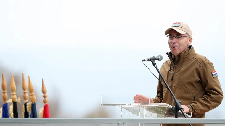 Sastaje se sa zapovjednikoom NATO misije