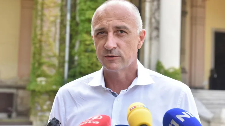 HNS- SAZVAO PRESICU NAKON PRIJETNJI IZLASKOM IZ KOALICIJE: 'Zakon o udžbenicima bit će izglasan do 14. prosinca'