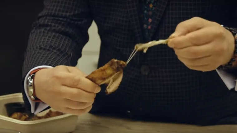 Dobila je pileća krilca, ali nije prestala s histeričnim ispadom