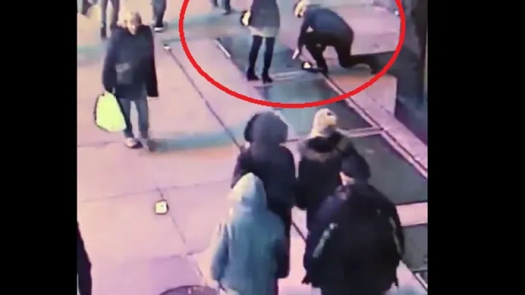 VIDEO Policija traži mu&scaron;karca kojem je prsten pao u kanalizaciju: 'Rekla je da, ali je on bio toliko uzbuđen'