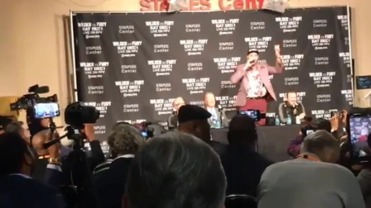 Pogledajte koju pjesmu je zapjevao s novinarima