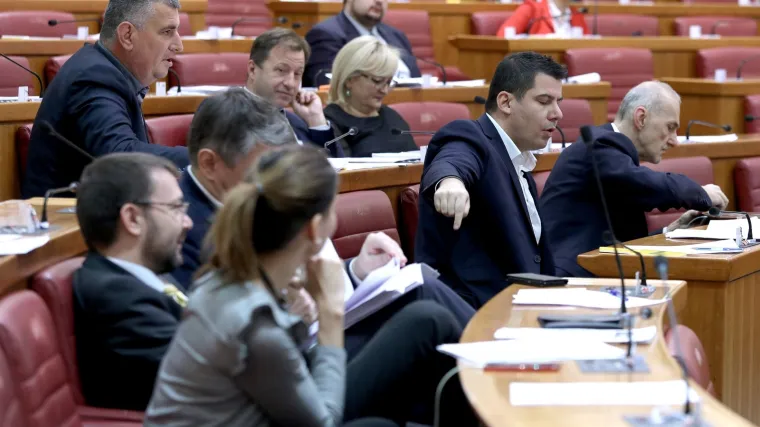 U Saboru glasanje o proračunu i Zakonu o udomiteljstvu koji je podijelio vladajuć