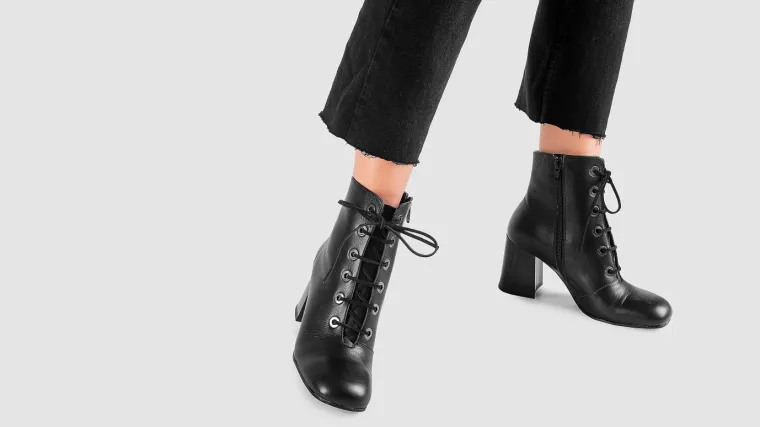 Ako ne&scaron;to morate uvijek imati u ormaru, onda su to crne kožnate čizme