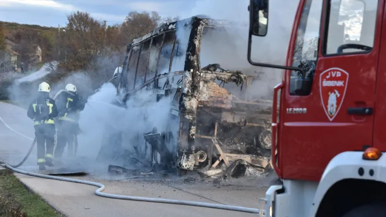 Stravična situacija kod &Scaron;ibenika: Zapalio se i potpuno izgorio autobus