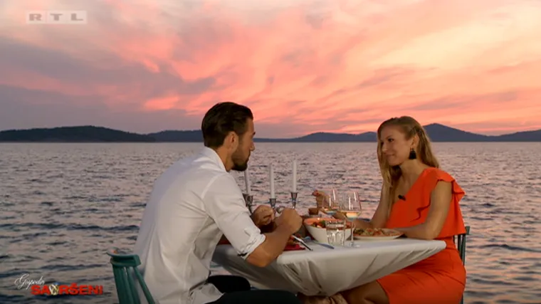 Poku&scaron;ao je poljubiti, ona okrenula glavu