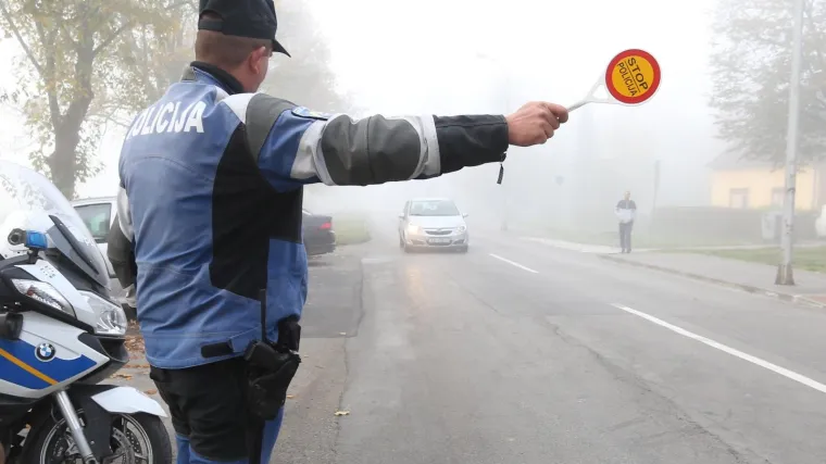Stiže rigorozni zakon: Policija bi oduzimala automobil i dozvolu za dva prolaska kroz crveno