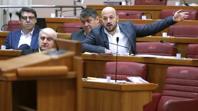 Burno u Saboru, plju&scaron;te opomene : Marasu zabranjeno govoriti do kraja dana, SDP napustio sabornicu