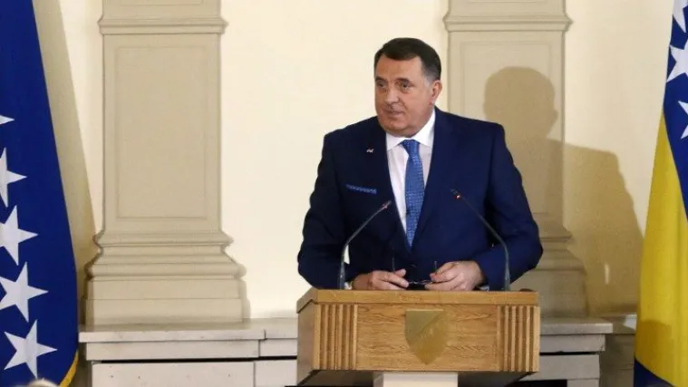 Odbio sudjelovati na sastanku i poručio im da je u susjednom uredu