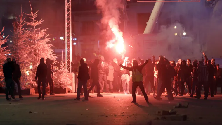 Pokret 'žutih prsluka' se &scaron;iri: Učenici na ulicama, &scaron;kole zatvorene, policija upotrijebila suzavce...