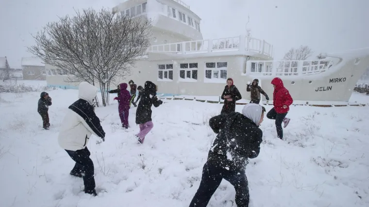 Već sto godina brane djeci grudanje, ali onda se pojavio on