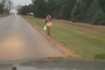 Svi dijele video oca koji je dosta okrutno kaznio kćer (10) zbog nasilja u školi