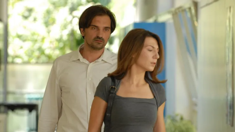 Drama o ljubavnom trokutu jednog mu&scaron;karca i dviju žena ispričana u miljeu dana&scaron;njeg, građanskog Zagreba (Iza stakla)