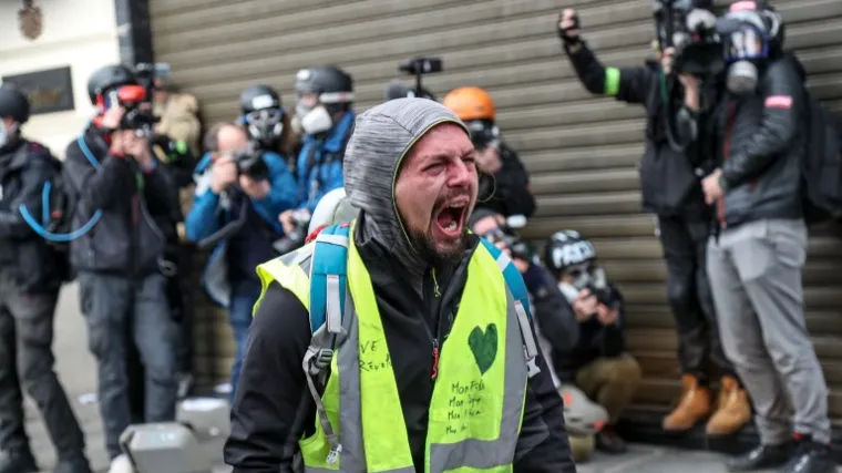 Počeo prosvjed 'žutih prsluka' u Parizu, na ulicama 90.000 policajaca