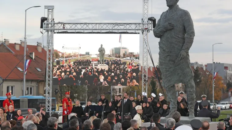 Tuđmanov spomenik podijelio javnost, autora o kritikama: 'To je simbol i u tom smislu je idealiziran'