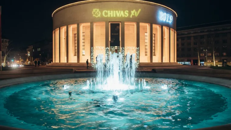 ZAGREBAČKA  DŽAMIJA SINOĆ JE ZASJALA U ZAGRLJAJU ZLATNE BOJE!