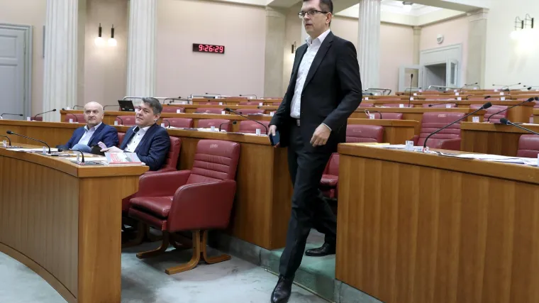 Bunjac: 'Zastupnicima se trgovalo k'o na placu'; Bačić: 'Najprije očistite svoje dvori&scaron;te'