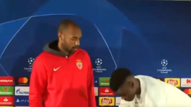 Henry javno prekorio svog igrača na presici, natjerao ga da se vrati i namjesti stolicu