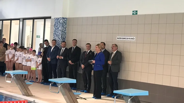 Predsjednica Grabar-Kitarović otvorila bazen u Velikoj Gorici, a blagoslovio ga i svećenik