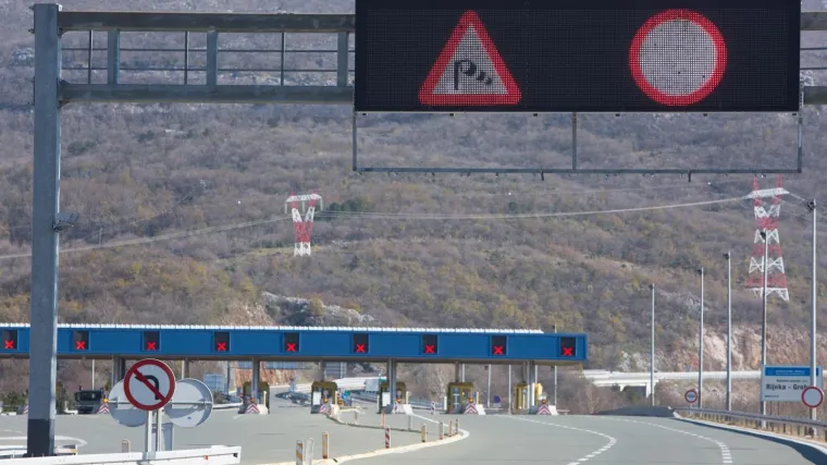 Bočni udari vjetra, poledica na cestama i magla