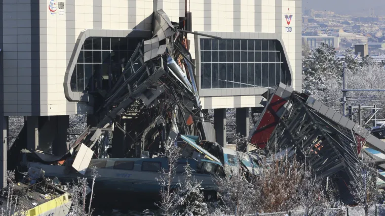 Stravična željeznička nesreća u Ankari: Brojne žrtve, spasioci izvlače putnike zarobljene ispod ruševina
