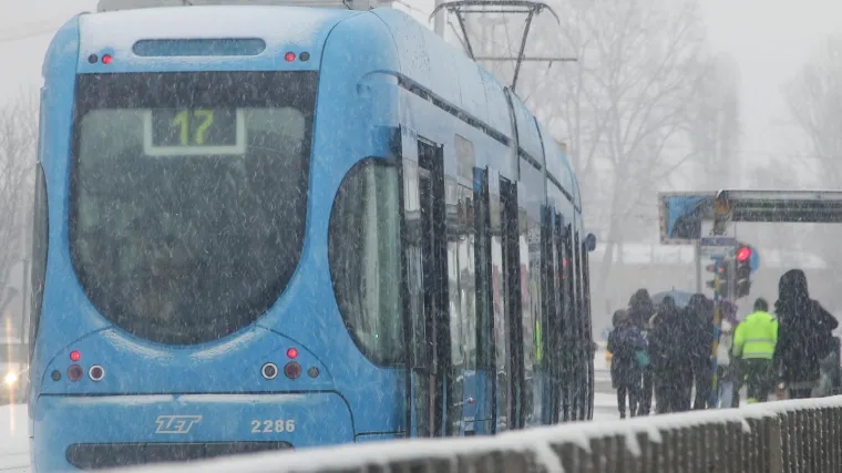 Posegnule za novčanikom starice, no nisu ni slutile tko stoji pokraj njih...