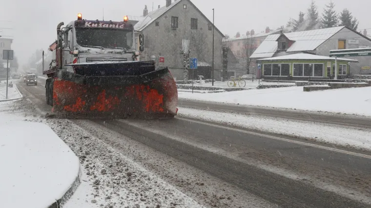 Snijeg pada u većem dijelu Hrvatske, evo koliko ga već ima: Promet je otežan, moguća poledica