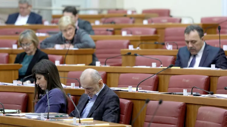 'Licemjerni ste! Dižete plaću bogatašima, a sirotinji idu mrvice. Pokušajte vi preživjeti s 3000 kn!'