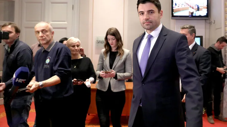 'Sve ono &scaron;to predbacuje&scaron; drugima događa se u tvojoj stranci'